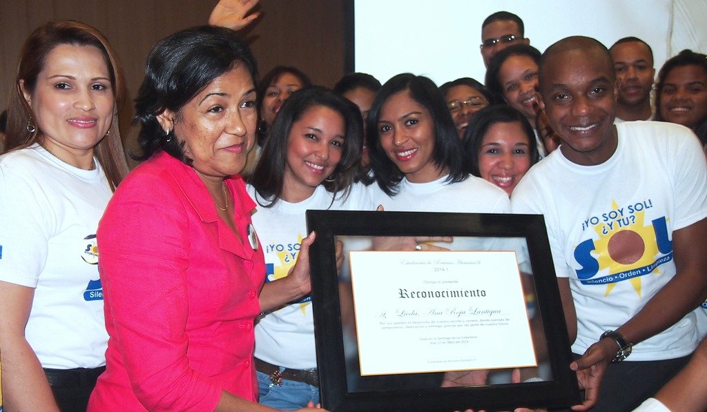 Maestra Ana Rojas, al momento de ser reconocida por sus estudiantes